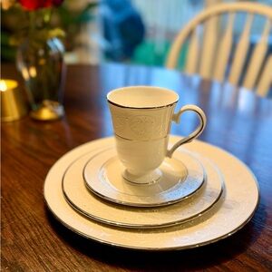 Lenox Fine Bone China White and Cream 4 Piece Place Setting PEARL INNOCENCE